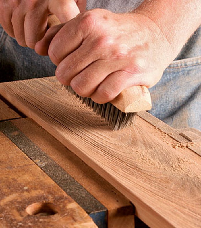 Способы состаривания древесины, преимущества браширования