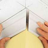 Как запилить потолочный плинтус